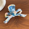Pinza de pelo con lazo de acetato jaspeado multicolor y detalle de logotipo dorado - Azul Rosa