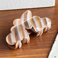 Pince à cheveux en acétate en forme de cœur marbré marron et blanc sur fond de bois - Café rayé / 9cm