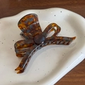 Elegant tortoiseshell acetate bow hair claw clip with golden brand label on a tray - 9.5CM / Blue Brown