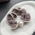 Eleganter helllilafarbener Seiden-Scrunchie mit cremefarbenem Rand und Perlendekor - 7.5cm / Grau