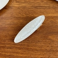 Eleganter ovaler Haarclip aus Acetat in Creme mit dezentem Glitzer auf Holztisch - 5.9cm / Grau