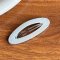 Barrette ovale en acétate blanc marbré avec lettrage français doré sur fond bois - Style Creux Oval / Bleu Clair