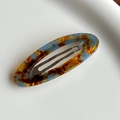 Barrette ovale en acétate écaille de tortue avec motifs bleu-brun et logo doré - Style Creux Oval / Bleu Marron