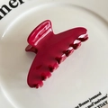 Elegante pinza para el pelo en acetato rojo vino con acabado brillante y logo dorado - Rojo Sólido sin Sello
