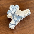 Pince à cheveux fleur en acétate marbré bleu et blanc avec logo doré fait main - 6cm / Bleu et Blanc
