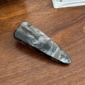 Triangle hair clip in black and white marble acetate finish with elegant texture - 5.6cm / Grey Black