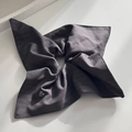 Elegante coletero gris oscuro de tela a rayas sedosa con un pequeño dije de corazón metal - 26cm / gris oscuro