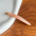 Handgefertigte Haarklammer aus Acetat in Pfirsichrosa mit goldener Metallbasis - Hellrosa
