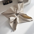 Coletero a rayas de estilo francés en tela crema con un botón decorativo de corazón gris - 26cm / Beige