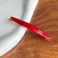 Eleganter dunkelroter Acetat-Haarclip mit goldenem France-Handmade-Logo und Feder - Rot