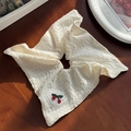 Coletero de encaje blanco con bordado de cerezas y corazones sobre madera - Estilo de Bordado de Cereza