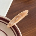 Pasador de pelo ovalado de resina jaspeada beige con clip de pico de pato dorado - 5.9cm / Café Claro