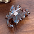 Blumen-Haarklammer mit blauem Schildpattmuster und matter weißer Blütenverzierung - 8cm / Blau-Braun