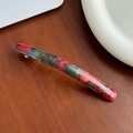 Fermaglio in acetato con trama marmorizzata rosso verde blu e scritte dorate - 10.6cm / Rosso e Verde