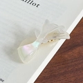 Irisierende perlweiße Acetat-Schmetterlings-Haarspange mit goldener Metallbasis, handgefertigt - 5.4cm / Irisierendes Weiß