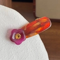 Eleganter bernsteinfarbener Haarclip mit lila Blüte und gelbem Strassstein in der Mitte - Kaffee mit Magenta