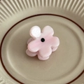Pinza para el pelo de flor rosa jaspeada con detalle negro en un plato de cerámica - Rosa Claro (2.8cm)