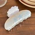 Pinza de pelo de concha blanca nacarada con estrella de mar azul y texto Noble - Estrella de Mar Azul