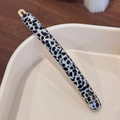 Minimalistische schwarz-weiße Haarspange mit handgefertigter goldener Metallbasis - 9cm / Schwarz Weiß Gepunktet