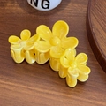 Lot de trois pinces à cheveux fleurs jaunes nacrées posées sur une table en bois - Jaune Floral 11cm