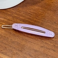 Violetter Haarclip aus Harz mit lavendelfarbenen Strasssteinen und goldenem Logo-Druck - 7cm / Lila