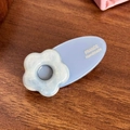 Barrette ovale bleu ciel ornée d'une fleur nacrée avec inscription dorée faite à la main - Fleur Bleue (4cm)