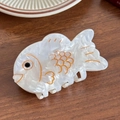 Elegante marmerwitte acetaat koi vis haarklem met gouden schubben op houten achtergrond - Wit-8.8cm