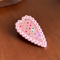 Fermaglio per capelli a cuore rosa con strass colorati e bordo a onde - 5cm / Rosa