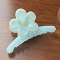 Pinza per capelli a forma di fiore azzurro con finitura opaca e centro verde - Artiglio per Capelli Blu