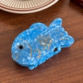 Blauwe koi-vis haarklem van acetaat met marmeren textuur en gouden gegraveerde details - Blauw-8.8cm