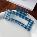 Molla per capelli a quadretti blu e bianchi dal design rettangolare su piatto di porcellana - Forma del blocco / Blu