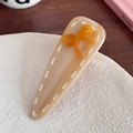 Cremefarbene Tropfen-Haarklammer mit oranger Schleife und weißen Nähten am Rand - Beige-6.9cm