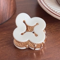 Eleganter weißer Blumen-Haarclip aus Harz mit strukturierter goldener Legierung - Milchweiß-5cm