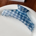 Grande molletta per capelli a scacchi blu e bianchi con finitura lucida - Forma a Gruccia / Blu