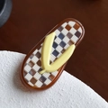 Kreative Haarspange in Flip-Flop-Form mit braunem Schachbrettmuster und gelben V-Riemen - Karierter Kaffee