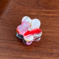 Mini molletta per capelli a fiore in acetato marmorizzato rosso e bianco con strass - Colorato