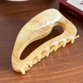 Large acetate shark hair clip with cream and coffee marble pattern for elegant styling - 11cm / Beige