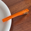 Pinza para el pelo naranja translúcida con letras doradas sobre plato de porcelana - 8cm / Naranja