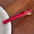 Pinza para el pelo de acrílico rojo rosa translúcido con base de metal dorado elegante - 8cm / Rojo