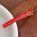 Pinza de pelo roja translúcida de acrílico con cierre dorado y detalles artesanales - 8cm / Rojo