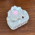 Süße hellblaue eckige Haarklammer mit Blumenmuster und einem rosa Smiley-Gesicht-Akzent - Metallblau