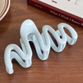 Grande pince à cheveux ondulée bleu clair avec motif de bordure en pointillés blancs - Style Vague de Serpent / 13cm / Bleu