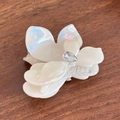 Pince à cheveux fleur blanche élégante avec fini nacré et détail central en cristal - Petit / Blanc Iridescent