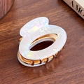 Minimalistische Haarklammer in weißer Schildpatt-Optik mit goldenen Metallzähnen - Ellipse / Irisierendes Weiß
