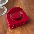 Pinza per capelli a semicerchio in acetato rosso scuro su sfondo in legno naturale - Rosso (Senza etichetta dorata)