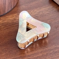 Schimmernde Dreieck-Haarklammer in Perlmutt-Optik mit goldenem Metallclip auf Holz - Dreieck / Rosa & Grün