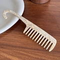 Peigne à dents larges en acétate avec motif marbre crème et manche à crochet - Blanc Cassé