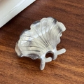 Mini shell hair clip with greyish-white marbled acetate texture and secure claw grip - Iridescent Gray