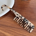 Peigne à dents larges en acétate avec motif écaille de tortue et manche à crochet - Écaille Beige