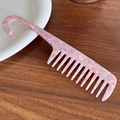 Peigne à dents larges en acétate rose marbré avec un manche à crochet pratique - Floral Rose Violet